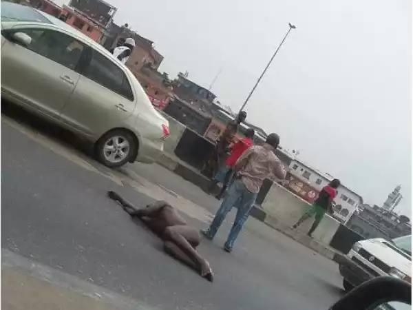 PHOTONEWS: Man causes stir in Lagos, lies naked on major road to be crushed by vehicles